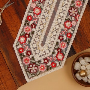 Blommig broderad applikation vid halsringning, malvarosa paljett-halslapp.