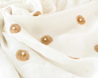 Une cour - Tissu brodé blanc avec perles, tissu de mousseline de soie teintable avec paillettes d’or, tissu brodé indien, embellissement de perles
