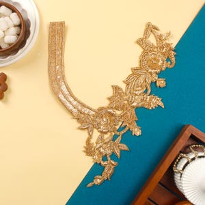 Puede incluir: Aplique floral dorado con lentejuelas, ideal para añadir adornos a la ropa o a las manualidades.
