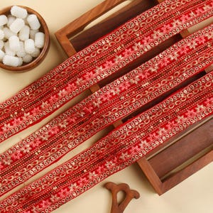 3 werven: rood fluweel, kant bekleding, Indiase decoratieve afwerking, geborduurd kant, kostuumversiering, patch spijkerjasje, kant pailletten