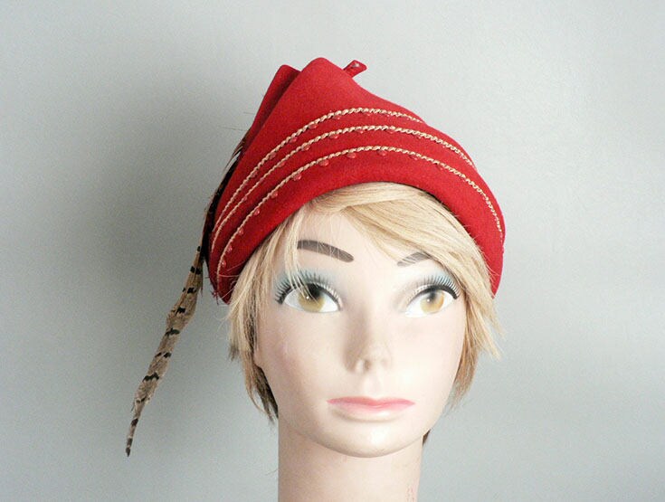 Women Red Felt Robin Hood Hat With 