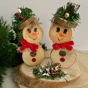 Handmade Wooden Slice Snowmen: Rustic Christmas Decoration