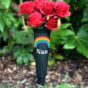 Vaso Memorial Personalizado com Acabamento Arco-Íris e Rosas Artificiais