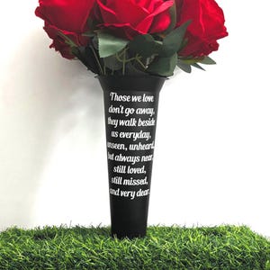 Personalisierte Gedenkgravur Vase: Blumiger Tributtopf zum Gedenken an Ihre Lieben auf dem Friedhof