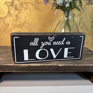 Rustikales Altholz Schild: All Youhave is love - Shelf Sitter