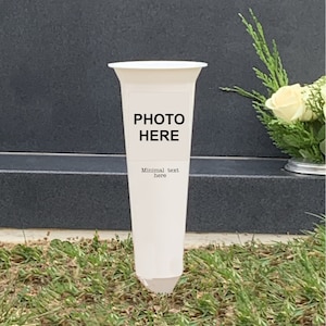 Pode incluir: Vaso de flores de plástico branco com um rótulo quadrado que diz "PHOTO HERE" e "Minimal text here". O vaso está sobre grama verde.