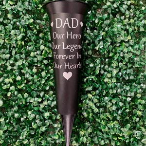 Vaso Memorial Personalizado: Vaso de Flores para Túmulos - &quot;Nosso Herói, Nossa Lenda&quot;