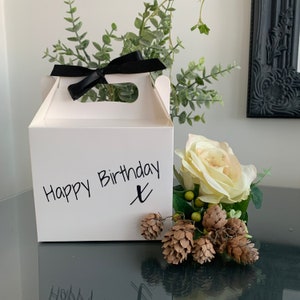 Caja de regalo de feliz cumpleaños para novia, novio, esposo, esposa o pareja. Caja blanca de 15 cm de ancho x 10 cm de alto. Feliz cumpleaños.