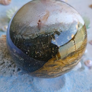 Esfera de Jaspe Oceânico com Cavernas e Buracos Naturais, Padrão: O brilho do pôr do sol na montanha