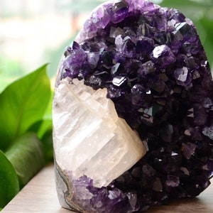 Geoda grande de amatista natural de Uruguay: 1690 gramos, cúmulo de drusas de cristal con calcita.