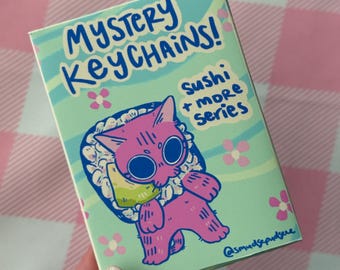 Può includere: Una scatola rettangolare con un gatto rosa disegnato come sushi. La scatola presenta il testo "MYSTERY KEYCHAINS!" e "Sushi + more Series". Il gatto ha grandi occhi e un'espressione carina. Lo sfondo è verde chiaro con illustrazioni floreali.
