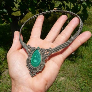 Collana girocollo realizzata a mano in tecnica Macramè da Rasikoserena con pietra naturale verde Malachite naturale, di forma a goccia e taglio cabochon.
Gioiello esoterico di colore grigio/verde anallergico e regolabile in misura grazie alla chiusura scorrevole in legno. Pezzi unici artigianali comodi da indossare, inclusi di confezione regalo.