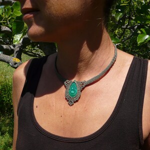 Collana girocollo realizzata a mano in tecnica Macramè da Rasikoserena con pietra naturale verde Malachite naturale, di forma a goccia e taglio cabochon.
Gioiello esoterico di colore grigio/verde anallergico e regolabile in misura grazie alla chiusura scorrevole in legno. Pezzi unici artigianali comodi da indossare, inclusi di confezione regalo.