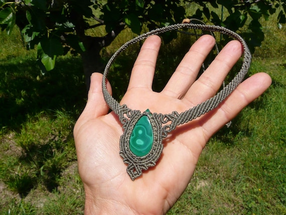 Collana Artigianale in Corda con Malachite Naturale a Goccia, Girocollo Macramè con Pietra.