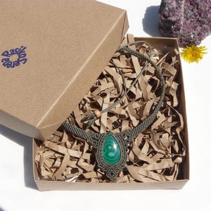 Collana girocollo realizzata a mano in tecnica Macramè da Rasikoserena con pietra naturale verde Malachite naturale, di forma a goccia e taglio cabochon.
Gioiello esoterico di colore grigio/verde anallergico e regolabile in misura grazie alla chiusura scorrevole in legno. Pezzi unici artigianali comodi da indossare, inclusi di confezione regalo.