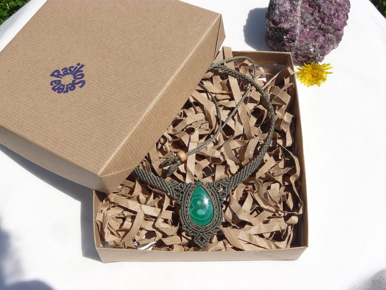Collana girocollo realizzata a mano in tecnica Macramè da Rasikoserena con pietra naturale verde Malachite naturale, di forma a goccia e taglio cabochon.
Gioiello esoterico di colore grigio/verde anallergico e regolabile in misura grazie alla chiusura scorrevole in legno. Pezzi unici artigianali comodi da indossare, inclusi di confezione regalo.