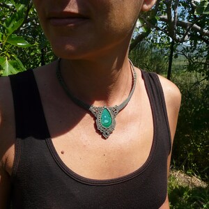 Collana girocollo realizzata a mano in tecnica Macramè da Rasikoserena con pietra naturale verde Malachite naturale, di forma a goccia e taglio cabochon.
Gioiello esoterico di colore grigio/verde anallergico e regolabile in misura grazie alla chiusura scorrevole in legno. Pezzi unici artigianali comodi da indossare, inclusi di confezione regalo.