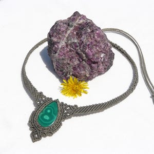 Collana girocollo realizzata a mano in tecnica Macramè da Rasikoserena con pietra naturale verde Malachite naturale, di forma a goccia e taglio cabochon.
Gioiello esoterico di colore grigio/verde anallergico e regolabile in misura grazie alla chiusura scorrevole in legno. Pezzi unici artigianali comodi da indossare, inclusi di confezione regalo.