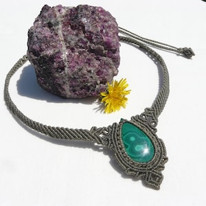 Collana girocollo realizzata a mano in tecnica Macramè da Rasikoserena con pietra naturale verde Malachite naturale, di forma a goccia e taglio cabochon.
Gioiello esoterico di colore grigio/verde anallergico e regolabile in misura grazie alla chiusura scorrevole in legno. Pezzi unici artigianali comodi da indossare, inclusi di confezione regalo.
