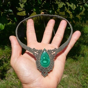 Collana girocollo realizzata a mano in tecnica Macramè da Rasikoserena con pietra naturale verde Malachite naturale, di forma a goccia e taglio cabochon.
Gioiello esoterico di colore grigio/verde anallergico e regolabile in misura grazie alla chiusura scorrevole in legno. Pezzi unici artigianali comodi da indossare, inclusi di confezione regalo.
