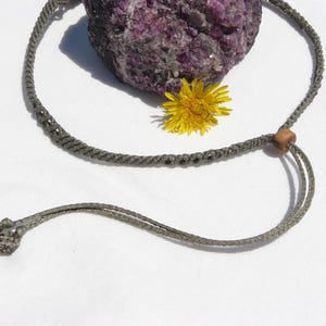 Collana girocollo realizzata a mano in tecnica Macramè da Rasikoserena con pietra naturale verde Malachite naturale, di forma a goccia e taglio cabochon.
Gioiello esoterico di colore grigio/verde anallergico e regolabile in misura grazie alla chiusura scorrevole in legno. Pezzi unici artigianali comodi da indossare, inclusi di confezione regalo.