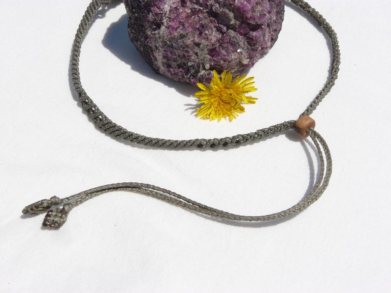 Collana girocollo realizzata a mano in tecnica Macramè da Rasikoserena con pietra naturale verde Malachite naturale, di forma a goccia e taglio cabochon.
Gioiello esoterico di colore grigio/verde anallergico e regolabile in misura grazie alla chiusura scorrevole in legno. Pezzi unici artigianali comodi da indossare, inclusi di confezione regalo.