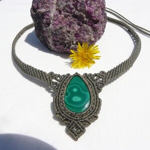 Collana girocollo realizzata a mano in tecnica Macramè da Rasikoserena con pietra naturale verde Malachite naturale, di forma a goccia e taglio cabochon.
Gioiello esoterico di colore grigio/verde anallergico e regolabile in misura grazie alla chiusura scorrevole in legno. Pezzi unici artigianali comodi da indossare, inclusi di confezione regalo.