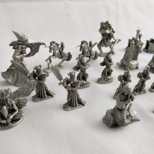 Figurki miniaturowe z cyny Figurki kolekcjonerskie z cyny partia 32 sztuk