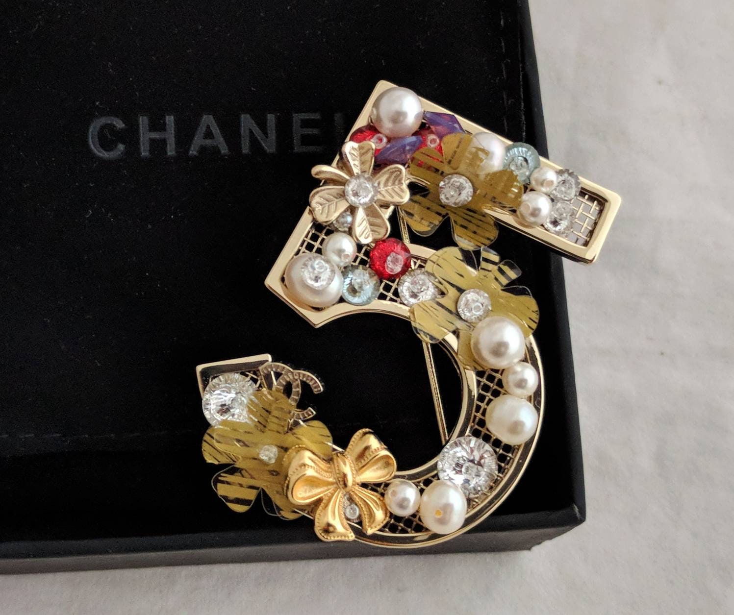 Enderezar mejilla pedestal Chanel No 5 Pin - Etsy