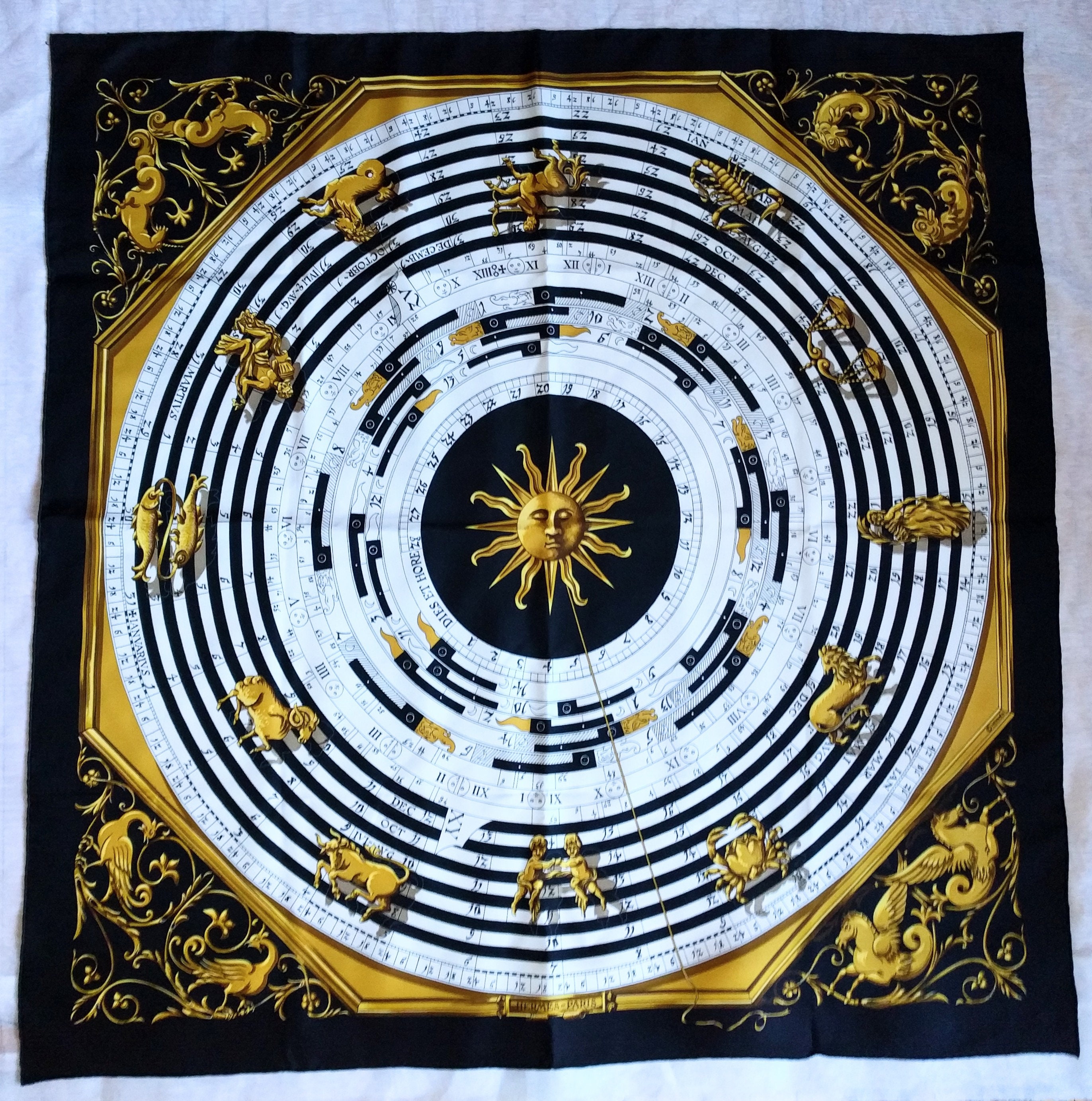 HERMES アートワークスカーフ 90cm x 90cm