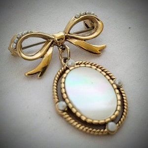 1960s Vintage Mother of Pearl Dangle Brooch – Filigree Bow, Faux Pearl Accent