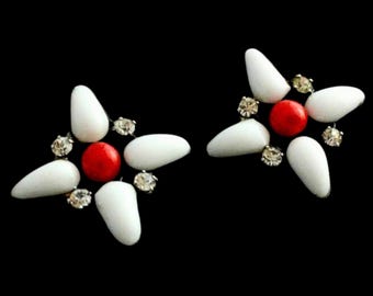 Raros pendientes de clip con flor Gripoix blanca de Chanel: primavera/verano de 1996, fabricados en Francia