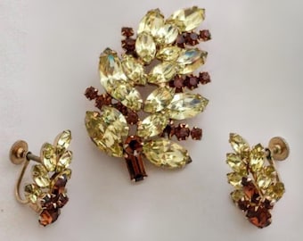 ¡HERMOSO! Juego de broche y aretes vintage Sherman con diamantes de imitación. En perfecto estado.
