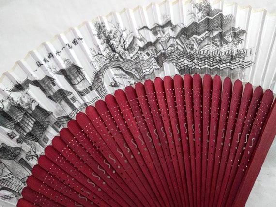 Hand fan displaying Chinese scenery - image 2
