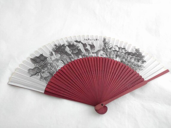 Hand fan displaying Chinese scenery - image 1