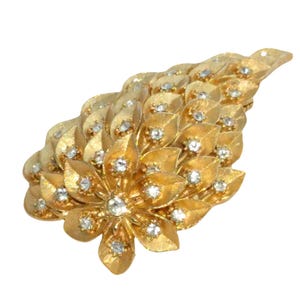 Beautiful Leaf brooch with Austrian crystals