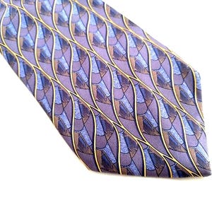Beautiful Valentino Silk Necktie – 100% Silk, Light Lilac & Purple, Made in Italy, Excellent Condition, Unisex Design with Logo Lining, 3.5”