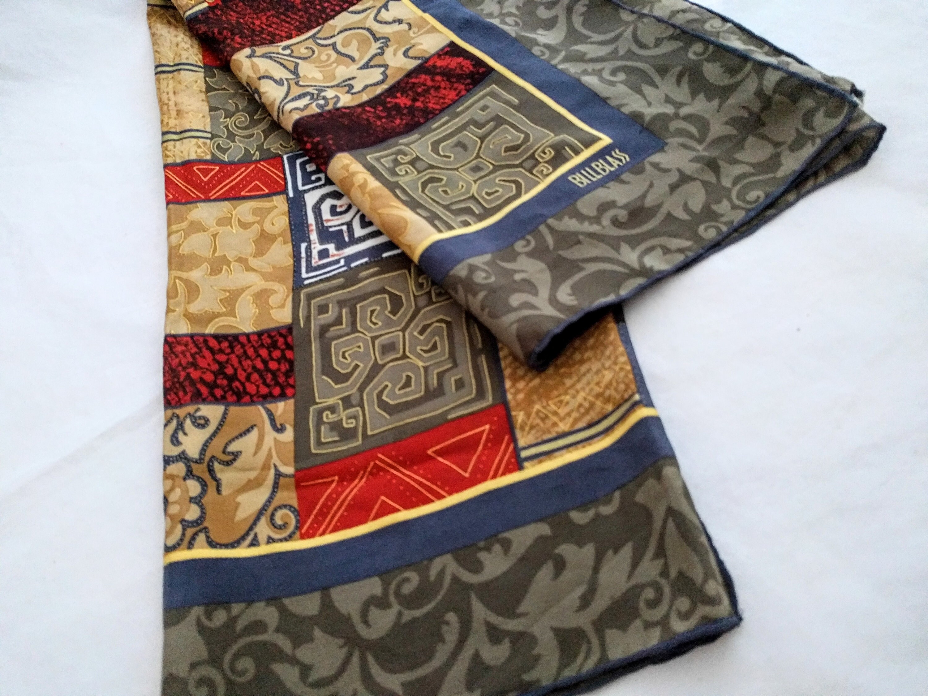 Foulard Carré BILL BLASS En Soie Vintage - Dimensions 24 X 150 Cm - Couleur Ivoire - Occasion