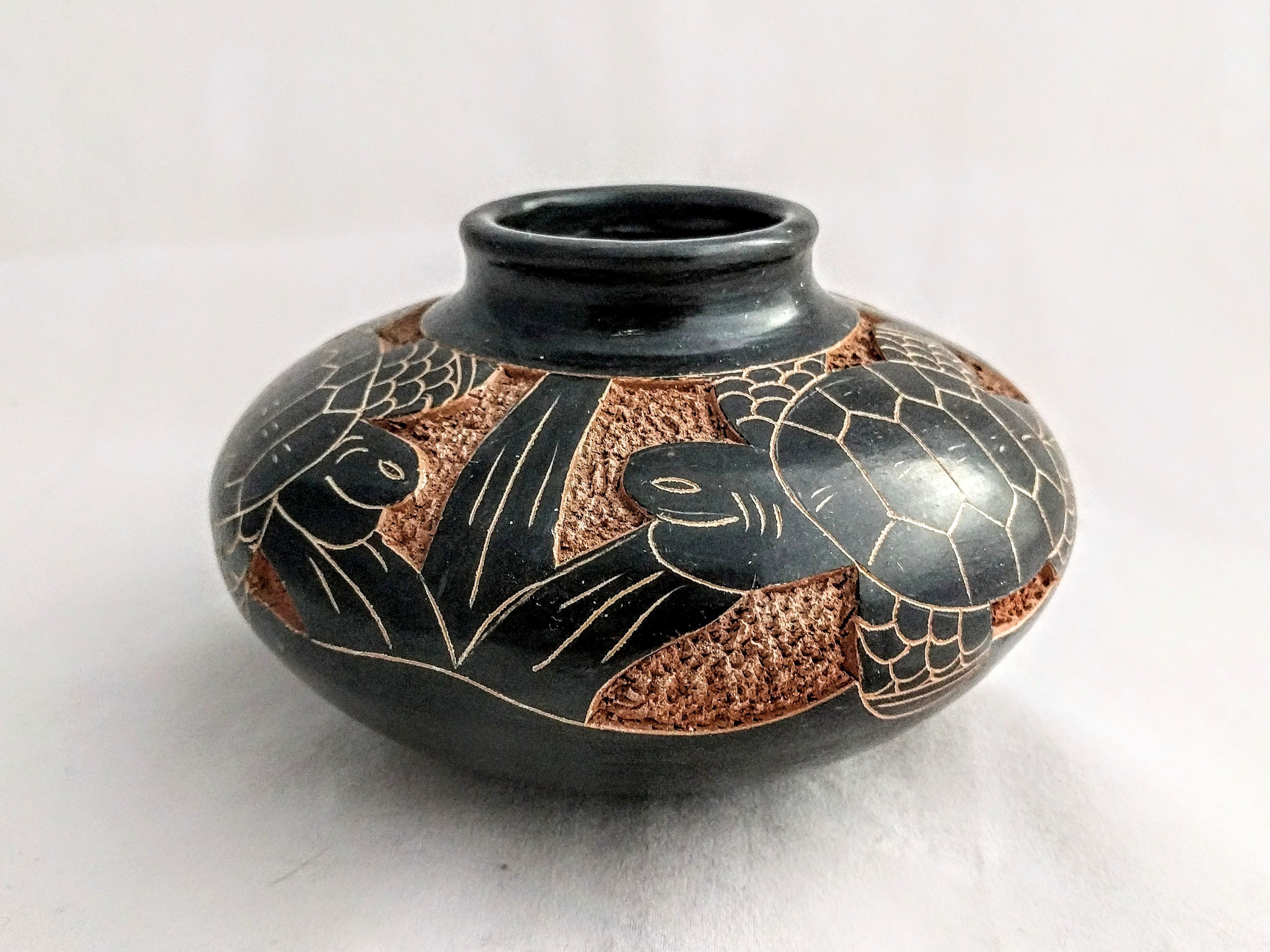 Nicaragua Handcrafteded Etched decorative vase