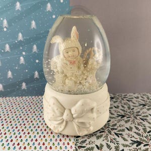Vintage Snowbabies Department 56 Easter Bunnies & Baskets Snow Globe/Music Box
