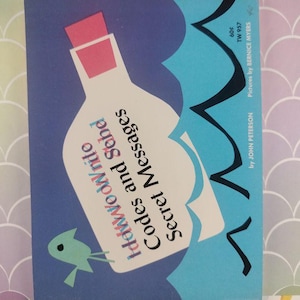 Op de afbeelding: Een boek getiteld How to Write Codes and Secret Messages door John Peterson met illustraties van Bernice Myers. De kaft toont een witte fles met een roze stop die in blauw water drijft, een kleine groene vis en de tekst TW 957 en 60 cent.
