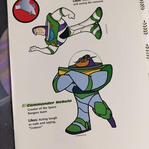 Peut inclure: Une page d'un livre d'activit&eacute;s pour enfants avec des illustrations de Buzz l'&Eacute;clair et du Commandant Nebula de Toy Story de Disney Pixar. Buzz l'&Eacute;clair est en position de vol, et le Commandant Nebula est debout, les bras crois&eacute;s. Le texte comprend les noms et les descriptions des personnages.