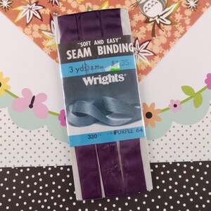 Könnte beinhalten: Lilafarbenes Saumband, 3 Yards, 2,75 Meter, "Soft and Easy" Saumband, Marke Wrights, 330 Lila 64.