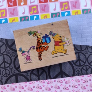 Bloque de madera/sello de goma "Pooh Party Parade" de Winnie the Pooh de All Night Media