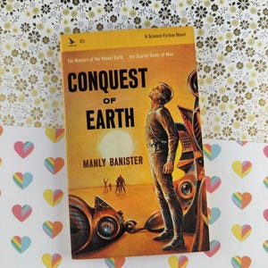 Op de afbeelding: Een set van drie keramische mokken met een gespikkelde, matte afwerking. De mokken zijn in tinten crème, lichtgrijs en donkergrijs. Elke mok heeft een eenvoudig, minimalistisch ontwerp, perfect voor koffie of thee.