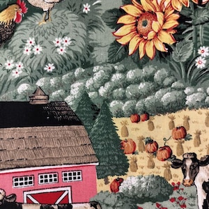 Peut inclure: Tissu avec une scène de ferme représentant une grange rouge, des citrouilles, des tournesols, des poulets et des vaches. Le fond est un mélange de vert et de jaune, avec des fleurs blanches.