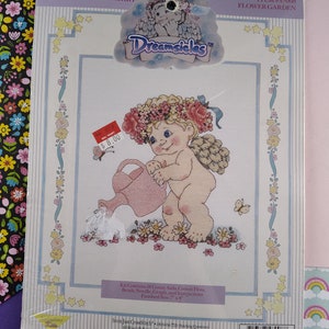 Puede incluir: Kit de punto de cruz contado con un querubín con una regadera y flores. El kit incluye tela Aida de 18 cuentas, hilo de algodón, cuentas, una aguja, un gráfico e instrucciones. El tamaño terminado es de 17,8 cm por 20,3 cm. El kit es de Just Cross Stitch y el número de artículo es 48008. El título del kit es "Jardín de flores".