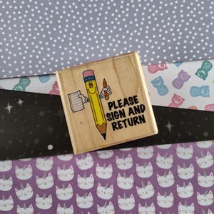 Lápiz de madera/sello de goma vintage para educación en el hogar con la frase "Por favor, firme y devuelva"