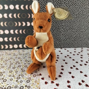 Vintage TY Beanie Baby - Pouch, Kangaroo - November 6, 1996 LIKE NEW
