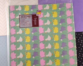 Puede incluir: Un paquete de papel de regalo verde con un patrón repetido de cerdos rosas, pollitos amarillos y patos blancos. El texto en el paquete dice "All-Occasion Gift Wrap 99c 2 Sheets 83 sq ft total each sheet 1ft 8in x 2ft 6in".